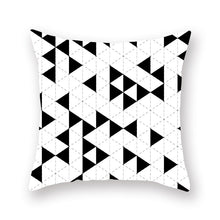 Charger l'image dans la galerie, Housse de coussin 45x45 cm - Triangles Noirs et Blancs
